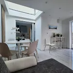 Spacious And Bright One Bedroom Apartment