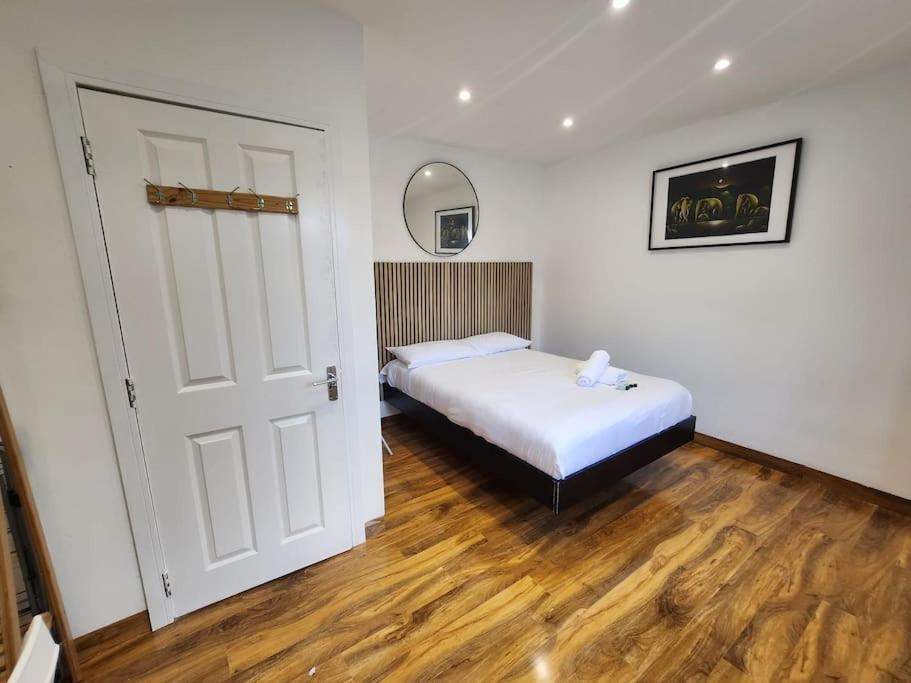 Spacious And Bright One Bedroom *