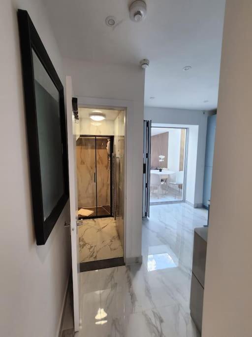 Spacious And Bright One Bedroom Apartment *