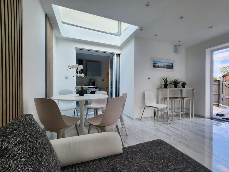 Spacious And Bright One Bedroom