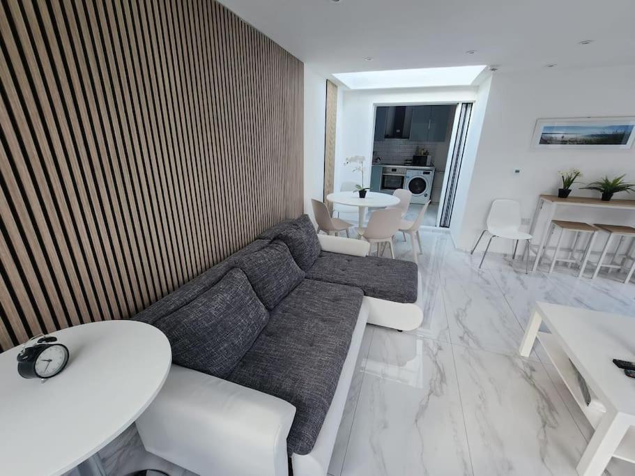 Spacious And Bright One Bedroom Apartment