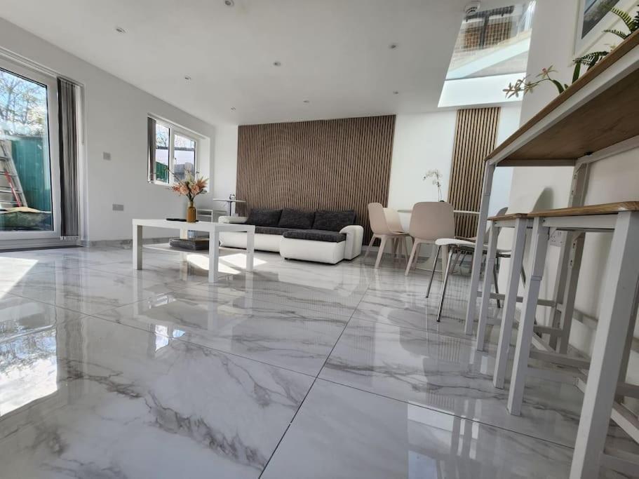 Spacious And Bright One Bedroom