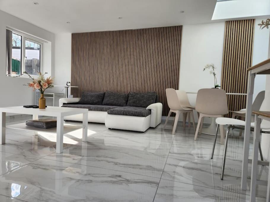 Spacious And Bright One Bedroom *